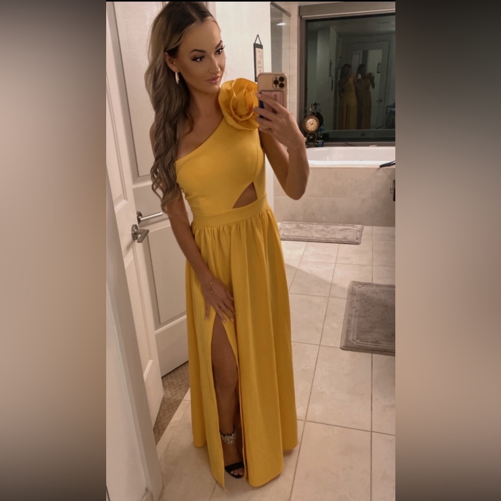 Yellow long/maxi dress with slit and flower size S